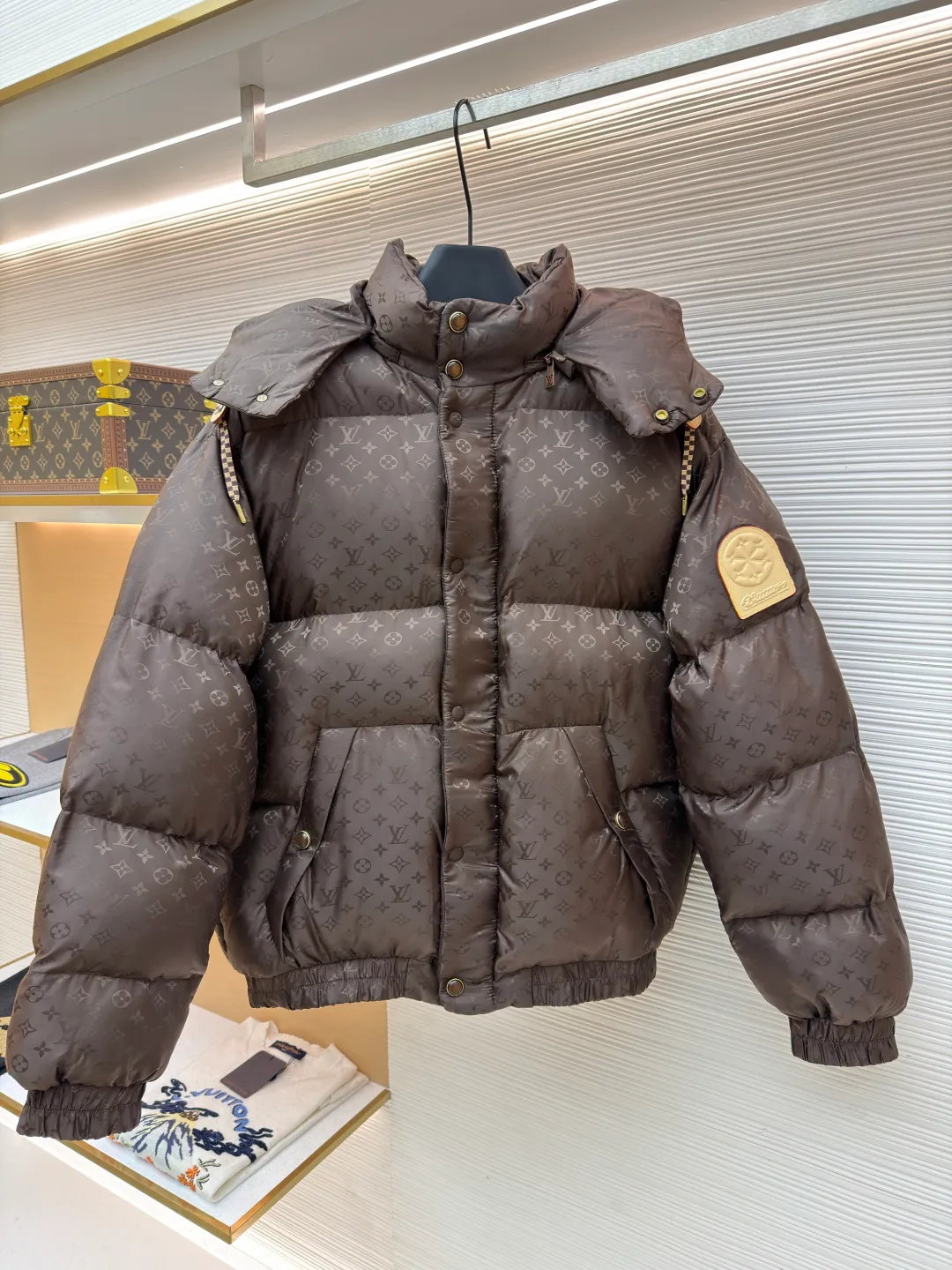 LOUIS VUITTON SKI ski series printed down jacket ●Original version: 35000 purchased and developed ●Item number: 1682303-C75 ●Fabric: white goose down fabric ●Technology: mechanical down filling ●Color: brown ●Version: fitted version ●Weight: about 1750 grams ●Size: 48-50-52-54 ●Description: This LV dark pattern down jacket is made of customized jacquard fabric technology: the body is made of high-gloss nylon material, and the whole body is embossed with Monogram dark pattern. The seamless fusion of pattern and fabric is achieved through fine heat pressing technology, which has both texture and recognition. It adopts zoned down-filling quilting technology, and divides the down-filling areas according to ergonomics to ensure warmth. At the same time, it avoids bloat; the hooded design is equipped with an adjustable drawstring (with leather trim), and the double-button closure on the collar enhances windproofness. The pockets are three-dimensional patch pockets + hidden snap button structure. The cuffs and hem are edged with elastic ribs. The metal snap buttons in the details echo the brand logo. The overall body is adapted to a variety of body shapes through 3D three-dimensional tailoring, taking into account functionality and luxury. The overall wiring is straight and delicate, the fabric is comfortable and soft, and the color is consistent without color difference. It can be matched with the same style to create a fashionable look and control various occasions. Customized accessories, complete with three standards, same style for men and women!